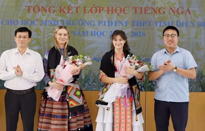 Lãnh đạo Sở Giáo dục và Đào tạo Điện Biên, Hiệu trưởng Trường phổ thông dân tộc nội trú trung học phổ thông tỉnh Điện Biên tặng hoa, cảm ơn hai giảng viên dạy tiếng Nga đến từ thành phố Saint Petersburg đã giúp học sinh Điện Biên được học tiếng Nga theo chương trình cơ bản.