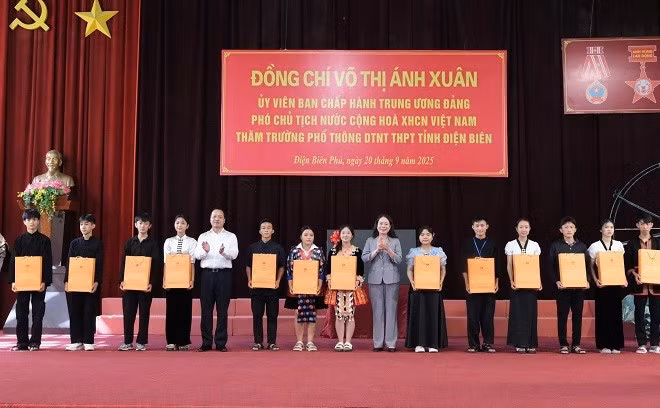 Phó Chủ tịch nước Võ Thị Ánh Xuân trao học bổng cho 30 học sinh là con em đồng bào các dân tộc thiểu số đang theo học tại Trường Phổ thông dân tộc nội trú tỉnh Điện Biên. 