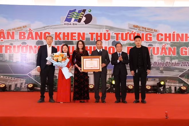 Thừa ủy quyền Thủ tướng Chính phủ, ông Nguyễn Minh Phú, Phó Chủ tịch Ủy ban nhân dân tỉnh Điện Biên trao Bằng khen của Thủ tướng Chính phủ tặng Công ty Trách nhiệm hữu hạn Giáo dục và thương mại, dịch vụ Hoa Ba tỉnh Điện Biên đã có thành tích trong kinh doanh và các hoạt động thiết thực vì cộng đồng.