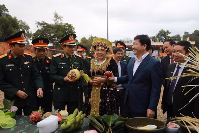 Các đồng chí lãnh đạo tỉnh Điện Biên, lãnh đạo Quân khu 2, Bộ Chỉ huy Quân sự tỉnh Điện Biên tham quan các gian hàng giới thiệu sản phẩm nông nghiệp của xã Na Son và các xã lân cận. (Ảnh: TRẦN DŨNG)