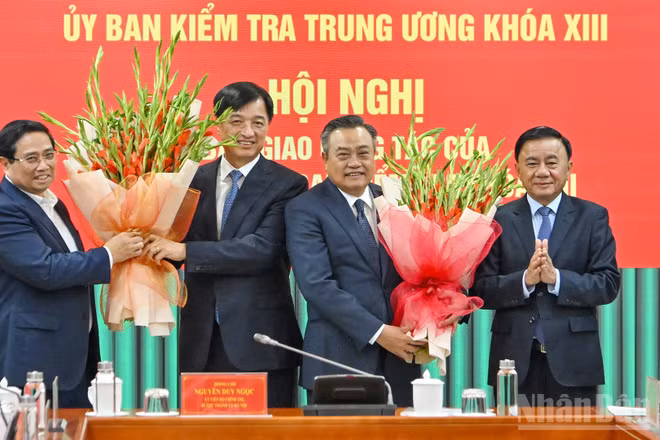 Thủ tướng Phạm Minh Chính và Thường trực Ban Bí thư Trần Cẩm Tú tặng hoa chúc mừng Bí thư Thành ủy Hà Nội Nguyễn Duy Ngọc và Chủ nhiệm Ủy ban Kiểm tra Trung ương Trần Sỹ Thanh.