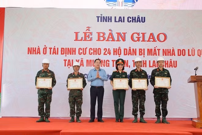 Đồng chí Hà Quang Trung, Phó Bí thư Tỉnh ủy, Chủ tịch Ủy ban nhân dân tỉnh Lai Châu, trao Bằng khen tặng các tập thể, cá nhân đã giúp người dân vùng lũ Mường Than có nhà ở mới. (Ảnh: Báo và Phát thanh truyền hình Lai Châu)
