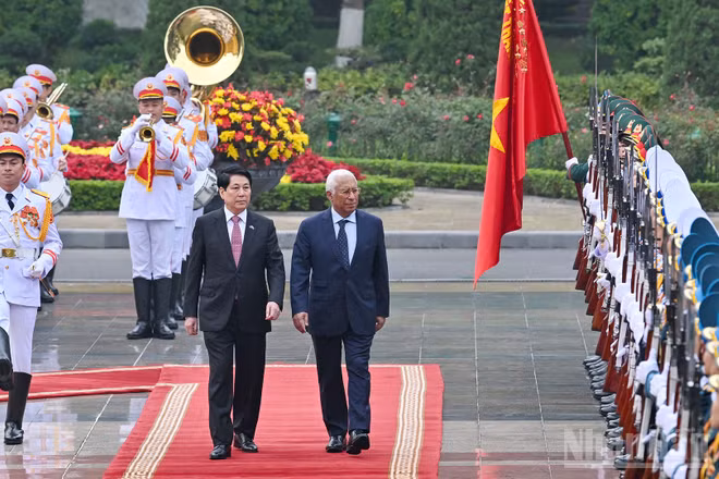 Chủ tịch nước Lương Cường và Chủ tịch Hội đồng châu Âu Antonio Costa duyệt Đội Danh dự Quân đội nhân dân Việt Nam tại lễ đón.