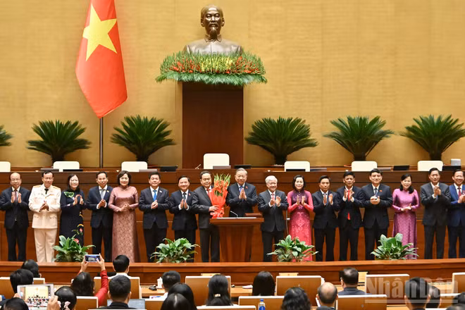 Tổng Bí thư Tô Lâm thay mặt các đại biểu Quốc hội khóa XVI tặng hoa chúc mừng Chủ tịch Quốc hội Trần Thanh Mẫn, các Phó Chủ tịch Quốc hội và Ủy viên Ủy ban Thường vụ Quốc hội. (Ảnh: DUY LINH)