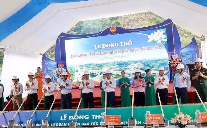 Lãnh đạo tỉnh Điện Biên cùng các đại biểu, cán bộ xã Mường Lạn thực hiện nghi thức động thổ Dự án thành phần "Bồi thường, hỗ trợ, tái định cư, giải phóng mặt bằng" thuộc Dự án đường cao tốc Sơn La-Điện Biên-Cửa khẩu Tây Trang.