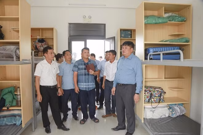 Đồng chí Bùi Quang Trí và thành viên đoàn công tác tỉnh Tuyên Quang thăm nơi ở của học sinh Trường nội trú liên cấp Si Pa Phìn. 