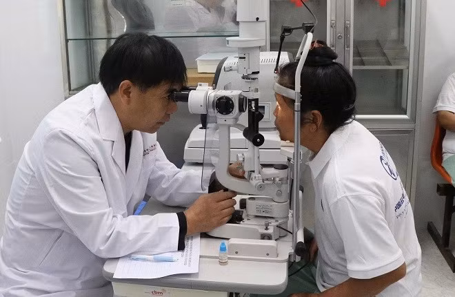 Các bác sĩ Đoàn công tác Vân Nam và Điện Biên tiến hành khám mắt cho người bệnh. 
