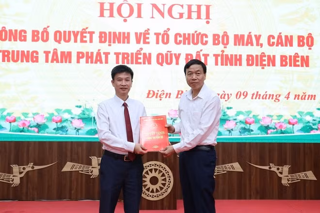 Đồng chí Lê Văn Lương, Chủ tịch Ủy ban nhân dân tỉnh Điện Biên (bên phải) trao quyết định bổ nhiệm Phó Giám đốc Trung tâm Phát triển quỹ đất tỉnh cho đồng chí Trần Quốc Long. 