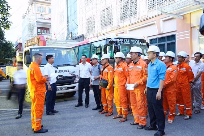 Đồng chí Trần Đức Dũng, Giám đốc Công ty Điện lực Điện Biên căn dặn, giao nhiệm vụ cho các thành viên Tổ xung kích lên đường về Hà Tĩnh hỗ trợ khắc phục thiệt hại do cơn bão số 10.