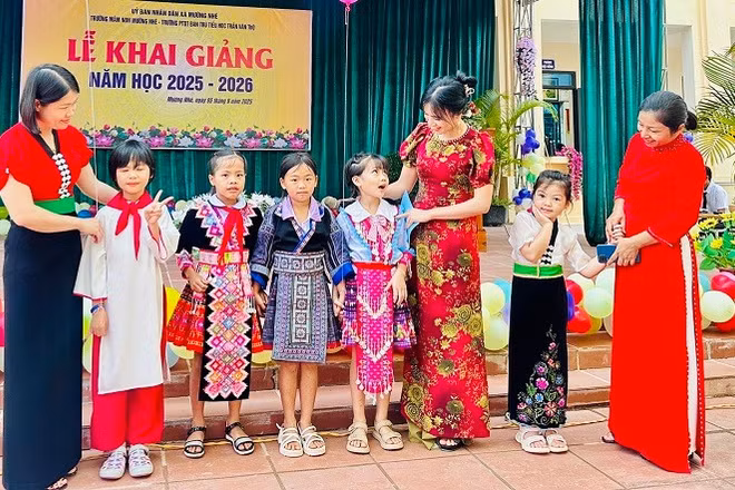 Cô, trò Trường phổ thông dân tộc bán trú tiểu học Trần Văn Thọ (xã Mường Nhé, tỉnh Điện Biên) trong lễ khai giảng năm học mới.
