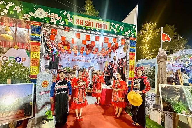 Không gian trưng bày văn hóa của xã biên giới Sín Thầu - nơi có cột mốc số 0 và cột cờ A Pa Chải, thu hút đông đảo nhân dân, du khách tham quan, trải nghiệm.