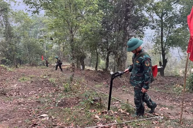 Cán bộ, chiến sĩ Đại đội công binh Bộ Chỉ huy quân sự tỉnh Điện Biên cần mẫn rà phá vật nổ tại xã Bản Máy, tỉnh Tuyên Quang. (Ảnh: ĐỨC HẠNH)