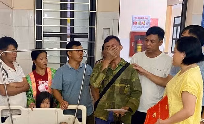 Đại diện lãnh đạo xã Mường Nhé cùng các đoàn thể đến thăm, chia buồn với gia đình nạn nhân. 