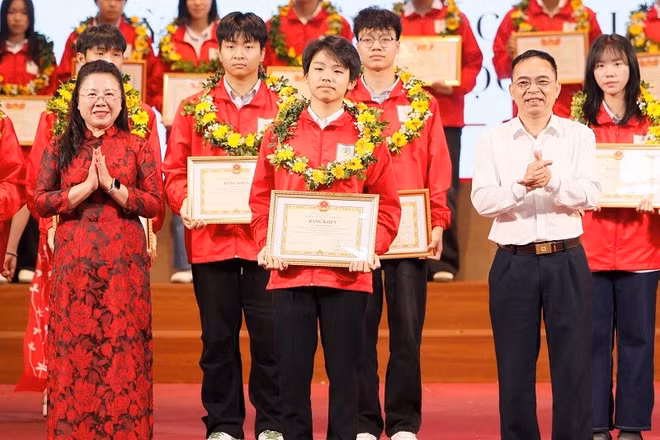 Đồng chí Nguyễn Văn Đoạt, Phó Chủ tịch Ủy ban nhân dân tỉnh Điện Biên cùng Giám đốc Sở Giáo dục và Đào tạo Điện Biên Hoàng Tuyết Ban trao thưởng em Trần Anh Quân đoạt giải Nhất môn Toán trong kỳ thi chọn học sinh giỏi quốc gia, năm học 2025-2026.