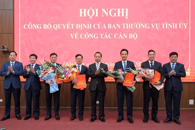 Đồng chí Trần Tiến Dũng, Bí thư Tỉnh ủy Điện Biên trao quyết định điều động, phân công nhiệm vụ cho 4 đồng chí.