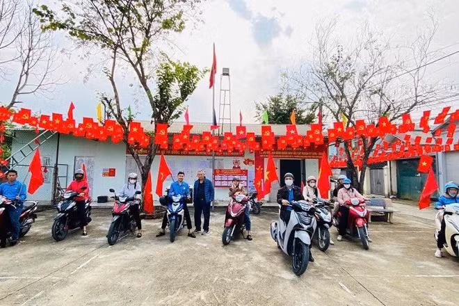 Cán bộ, công chức phường Điện Biên Phủ về cơ sở tuyên truyền bầu cử đại biểu Quốc hội và Hội đồng nhân dân các cấp, nhiệm kỳ 2026-2031.