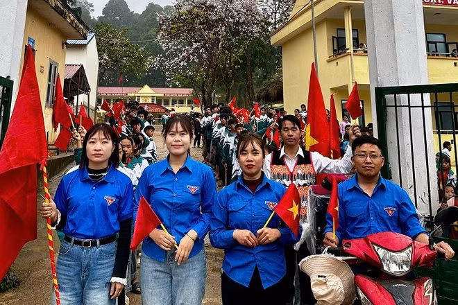 Đoàn viên thanh niên và học sinh xã Tìa Dình chia thành nhiều nhóm về từng bản tuyên truyền, vận động bầu cử. 