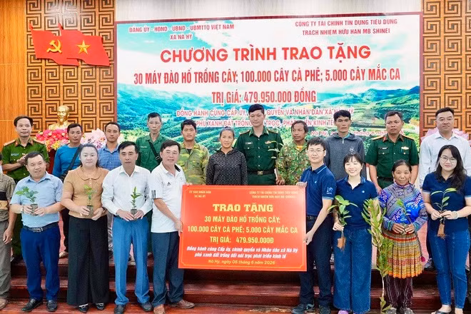 Cán bộ, nhân dân xã Nà Hỳ vui mừng tiếp nhận cây giống, thiết bị sản xuất nông nghiệp từ nhà tài trợ. (Ảnh: TRẦN YẾN)