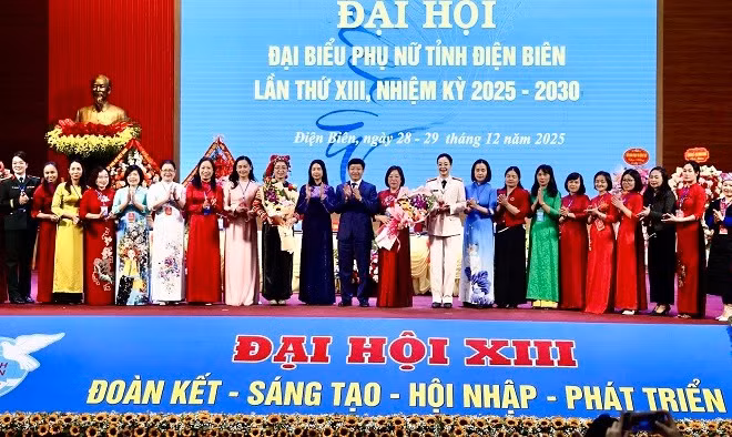 Đại diện lãnh đạo tỉnh Điện Biên tặng hoa chúc mừng các đồng chí được tín nhiệm bầu Ban Chấp hành Liên hiệp Phụ nữ tỉnh Điện Biên nhiệm kỳ 2025-2030. 
