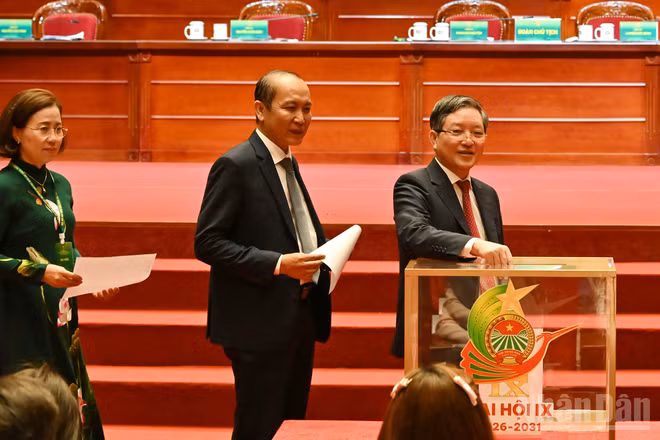 Các đồng chí lãnh đạo Trung ương Hội Nông dân Việt Nam khóa VIII bỏ phiếu bầu Ban Chấp hành Trung ương Hội Nông dân Việt Nam khóa IX.