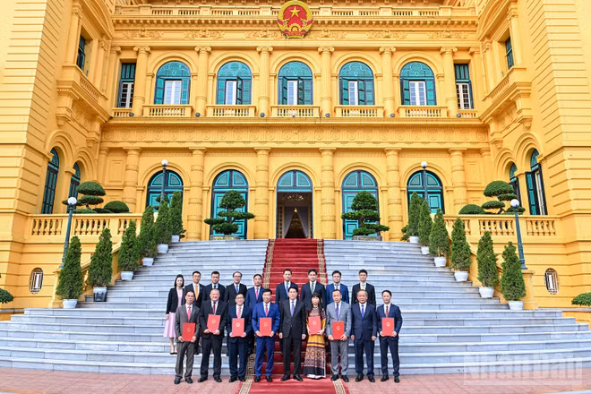 Chủ tịch nước Lương Cường với các Đại sứ được phong hàm, bổ nhiệm và đại biểu tại buổi lễ.