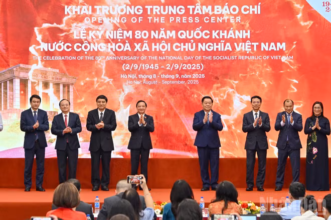 Các đại biểu thực hiện nghi thức bấm nút khai trương Trung tâm Báo chí Lễ kỷ niệm 80 năm Quốc khánh. 