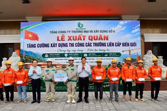 Các đồng chí lãnh đạo tỉnh Điện Biên và lãnh đạo Hiệp hội Doanh nghiệp tỉnh trao quà, động viên kỹ sư, công nhân lên đường hỗ trợ xây dựng Trường nội trú liên cấp Nà Bủng.