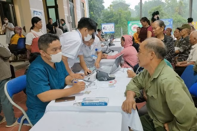 Cán bộ y tế Điện Biên khám, tư vấn điều trị cho người dân xã Mường Mùn. 