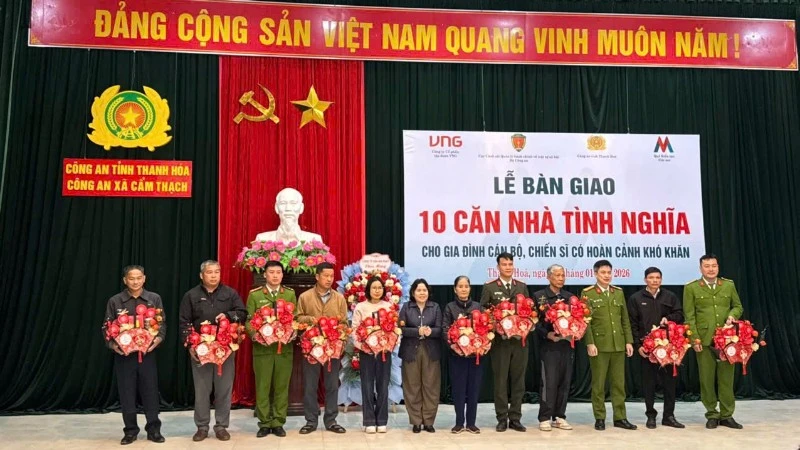 Trao tặng nhà tình nghĩa cho cán bộ, chiến sĩ có hoàn cảnh khó khăn.