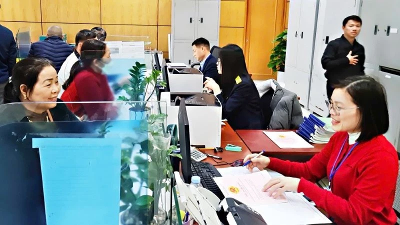 Cán bộ Chi nhánh Văn phòng đăng ký đất đai Bắc Ninh thực hiện đăng ký biến động về đất đai cho công dân. (Ảnh: Tuấn Dương)