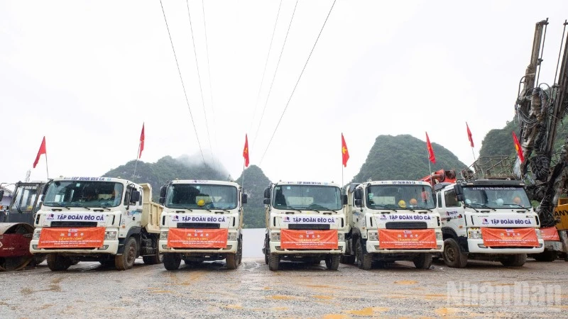 Phương tiện, thiết bị thi công dự án.