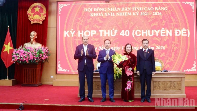 Lãnh đạo tỉnh Cao Bằng tặng hoa chúc mừng đồng chí Hà Nhật Lệ, Phó Chủ tịch Ủy ban nhân dân tỉnh Cao Bằng.