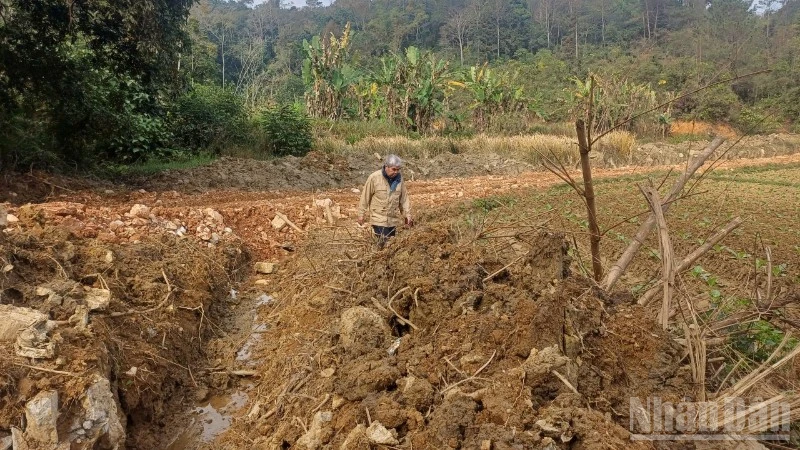 Sáng 9/1, tại hiện trường, phóng viên Báo Nhân Dân thấy vắng bóng nhân lực và thiết bị của đơn vị thi công.