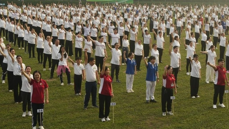 Gần 2.000 người dân Thành phố tham dự đồng diễn dưỡng sinh. 