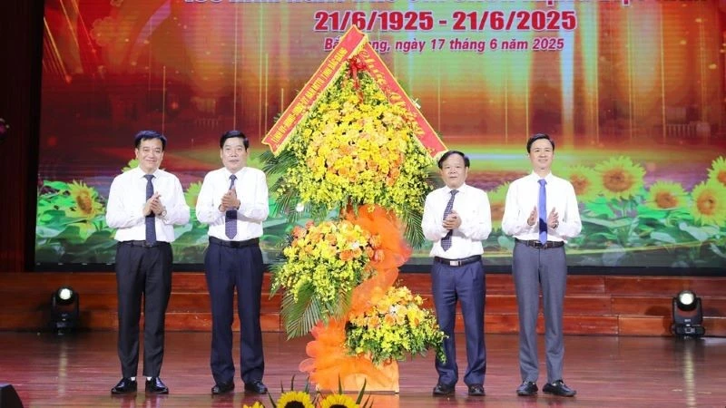 Đồng chí Nguyễn Văn Gấu, Bí thư Tỉnh ủy Bắc Giang (thứ 2, trái sang) tặng hoa chúc mừng các thế hệ người làm báo tại Bắc Giang tại Lễ kỷ niệm.