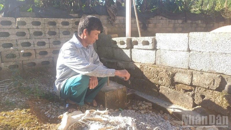 Trưởng xóm Bản Tiên, xã Trùng Khánh, tỉnh Cao Bằng bên vòi nước của công trình cấp nước sinh hoạt xóm Bản Tiên.