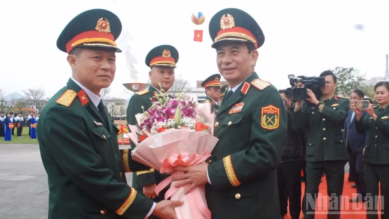 Đại tướng Phan Văn Giang, Bộ trưởng Quốc phòng tặng hoa cho đơn vị tiếp nhận tân binh.
