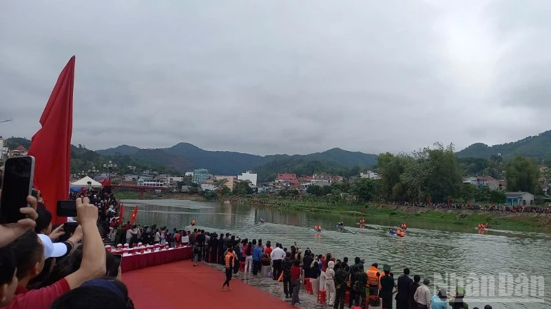 Giải đấu thu hút đông đảo khán giả đến theo dõi.