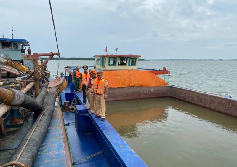 Lực lượng chức năng kiểm tra bắt giữ phương tiện tại khu vực ngã Ba Vàm Tuần (thủy phận Cần Giờ, Thành phố Hồ Chí Minh).
