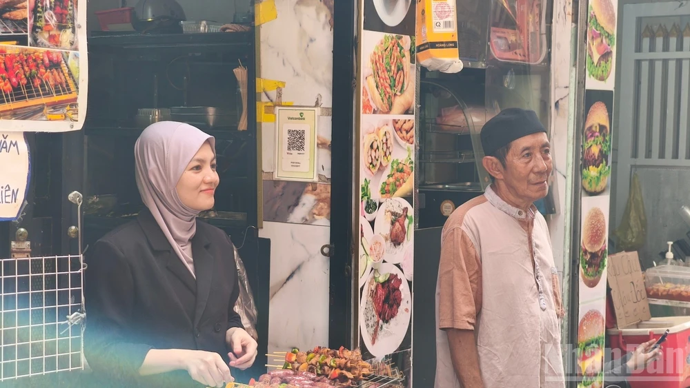 Món ăn Trung Đông bất ngờ thu hút khách du lịch và giới trẻ Thành phố Hồ Chí Minh.