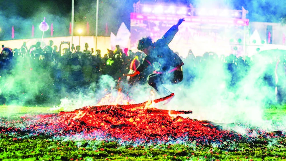 Lễ hội nhảy lửa của dân tộc Pà Thẻn, xã Tân Trịnh, tỉnh Tuyên Quang.