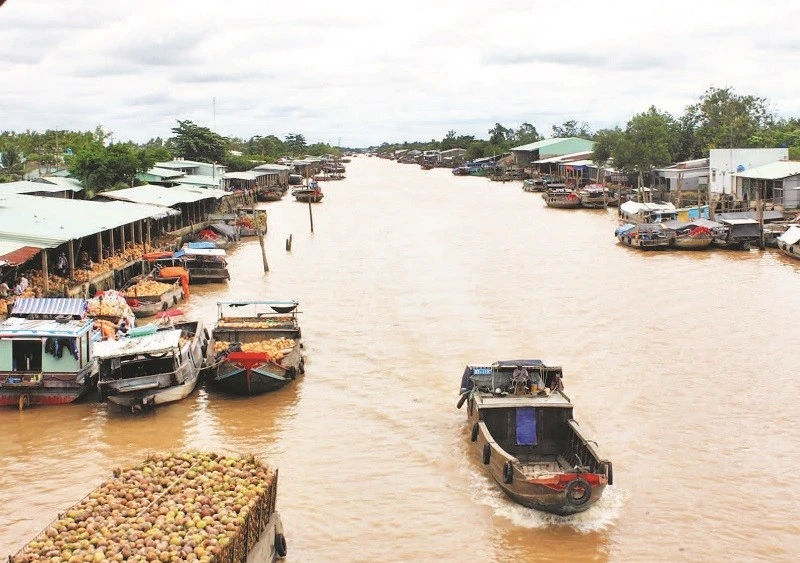 Giao thương đường sông tấp nập tại xã Nhuận Phú Tân.