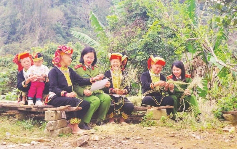 Nữ chiến sĩ Công an tỉnh Lạng Sơn chia sẻ niềm vui cùng bà con đồng bào Dao.