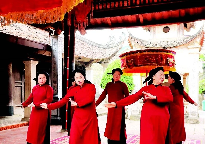 Các nghệ nhân trình diễn hát Xoan phục vụ du khách tại các điểm du lịch cộng đồng.