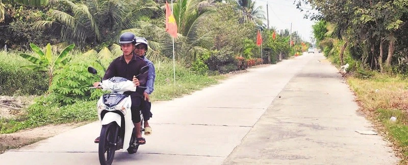 Đại đức Danh Dung cùng chính quyền địa phương vận động dân đồng thuận nâng cấp mở rộng tuyến lộ nối ấp Hiệp Hòa và Đồng Tranh, xã Vĩnh Bình.