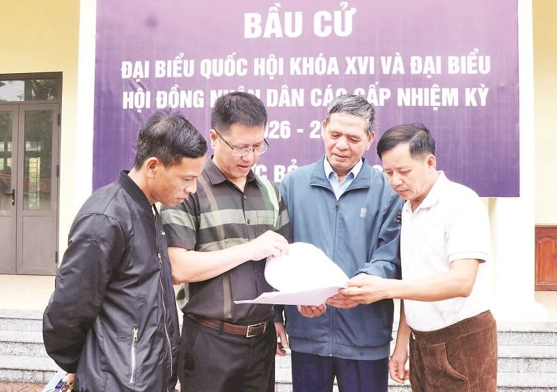 Rà soát danh sách cử tri được niêm yết công khai tại Nhà văn hóa tổ dân phố Dương Sơn, phường Tam Sơn, tỉnh Bắc Ninh.