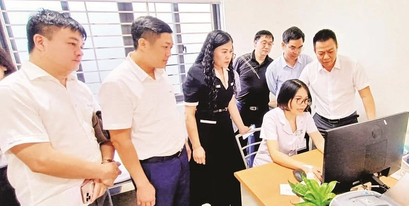 Đoàn công tác của Sở Y tế tỉnh Hưng Yên kiểm tra, đánh giá việc thực hiện hồ sơ bệnh án điện tử tại Bệnh viện đa khoa Đông Hưng.