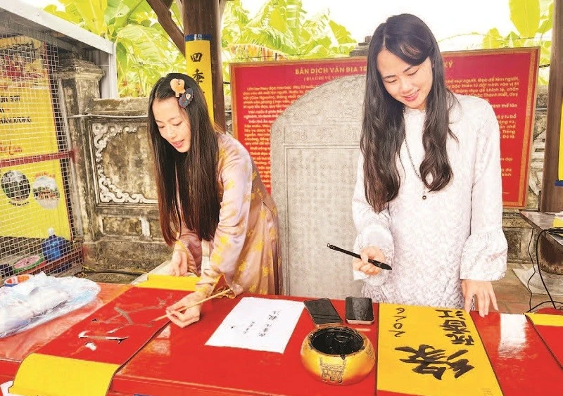 Nhiều bạn trẻ tự tay khai bút chữ mà mình thích.