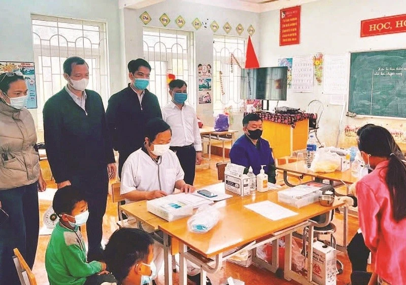 Cán bộ y tế tỉnh Phú Thọ, xã Pà Cò tham gia dập dịch sởi - rubella tại trường học.