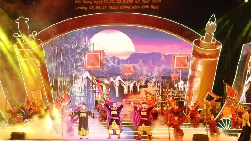 Biểu diễn nghệ thuật trong chương trình khai hội.